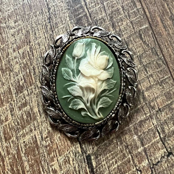 Jewelry - Vintage Green Cameo Brooch
